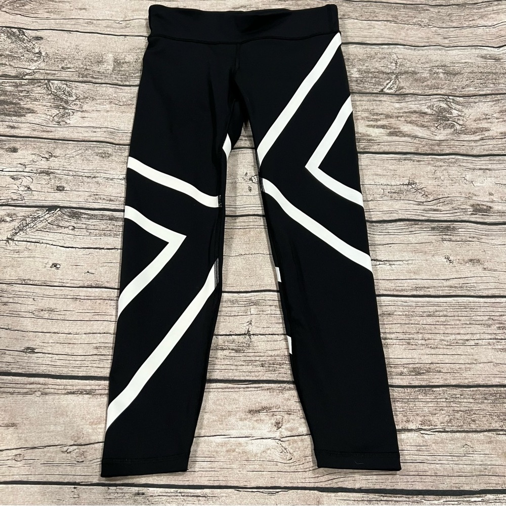 Gap Gapfit 7/8 Eclipse Leggings. EUC! Black w/white asymmetrical stripes, Medium
